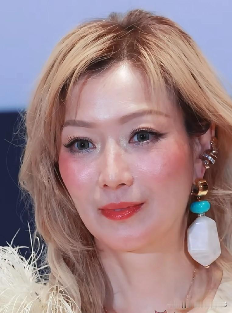 郑秀文55岁状态超好！最让我佩服的不是脸，而是连脖子都没皱纹，这才是保养王者吧？