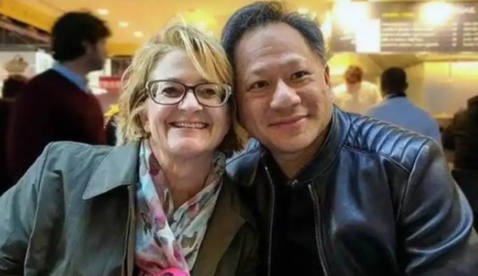 怪不得有这么一种说法，说华人如果和白人结婚，不出三代，基本就看不到华人的模样咯。