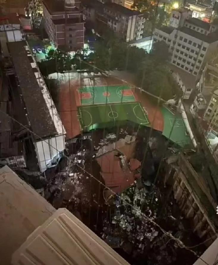 一声巨响，学校塌了！
邵阳文明家园开发区挖地下车库，
导致资江小学操场塌陷，幸亏