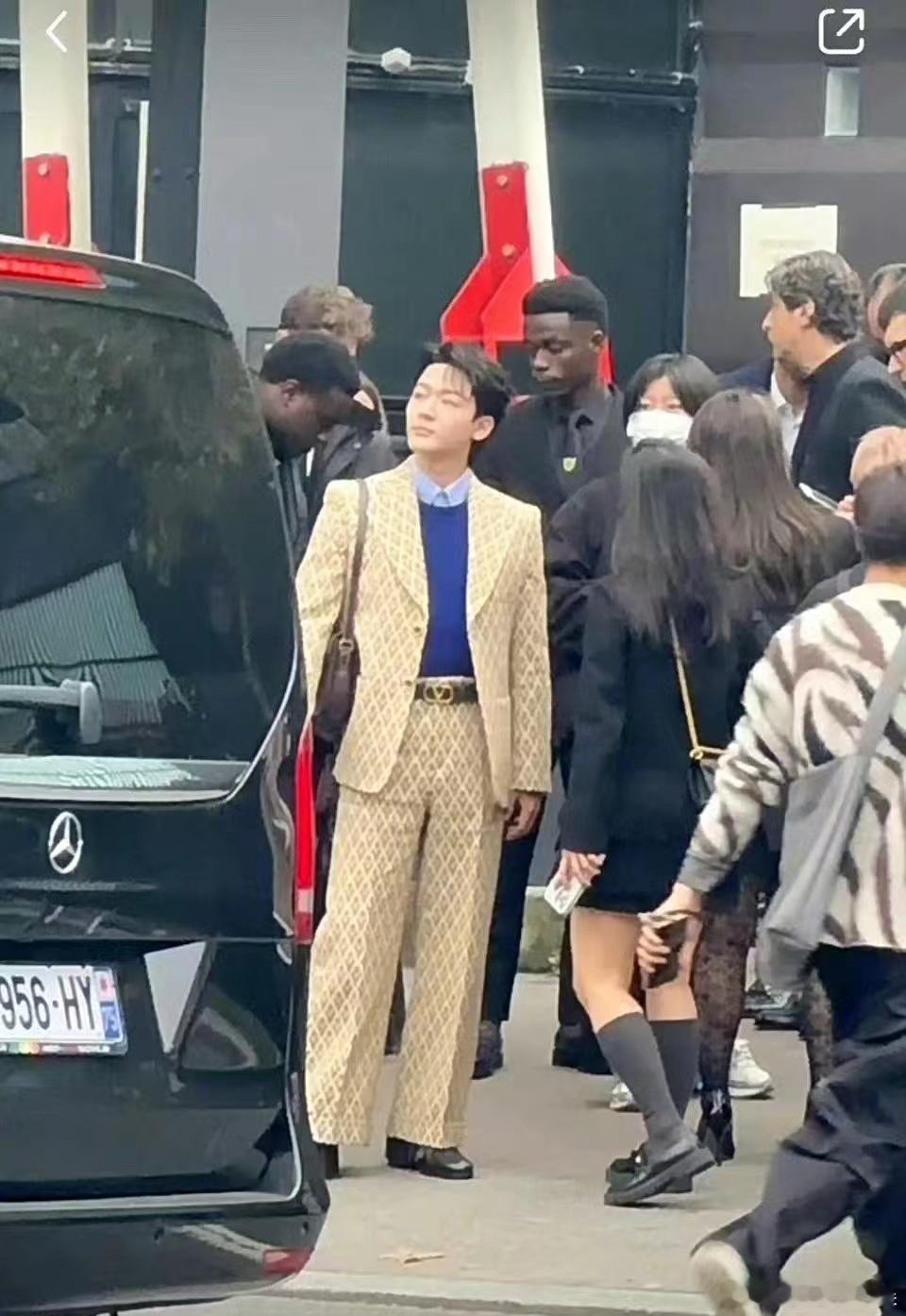 张晚意这造型怎么有一种暴发户老板的土感？ ​​​