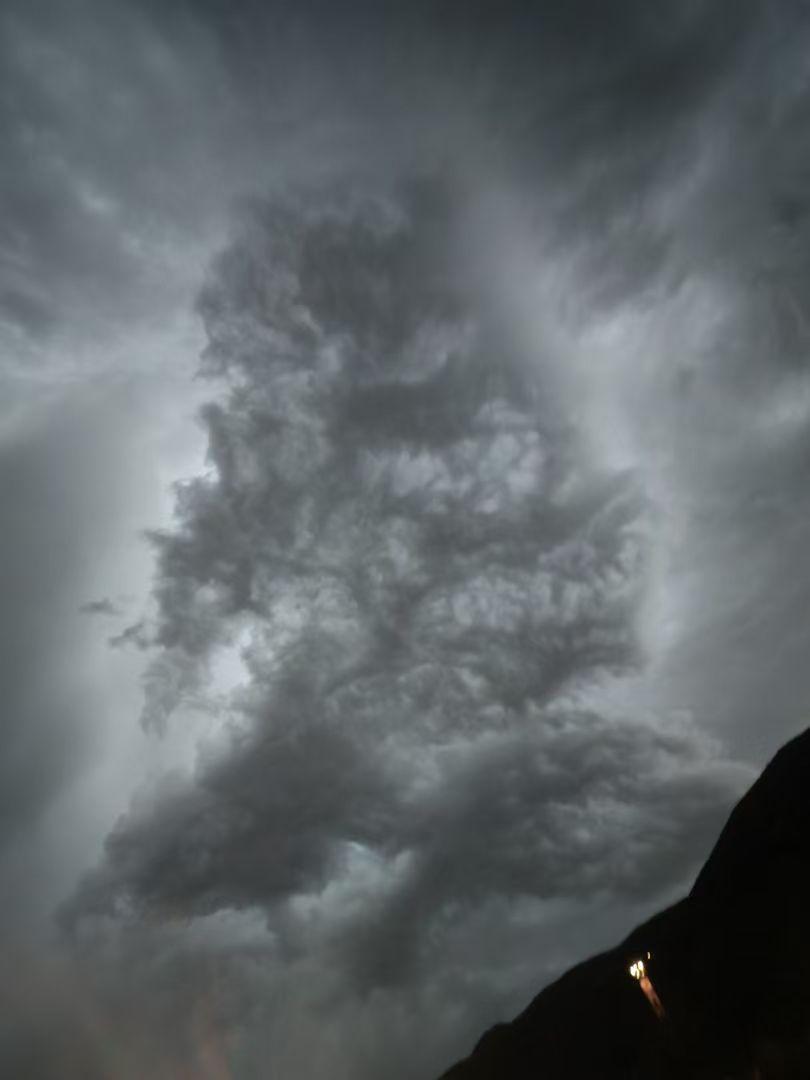 今日五台山，雷雨前佛像显现🙏