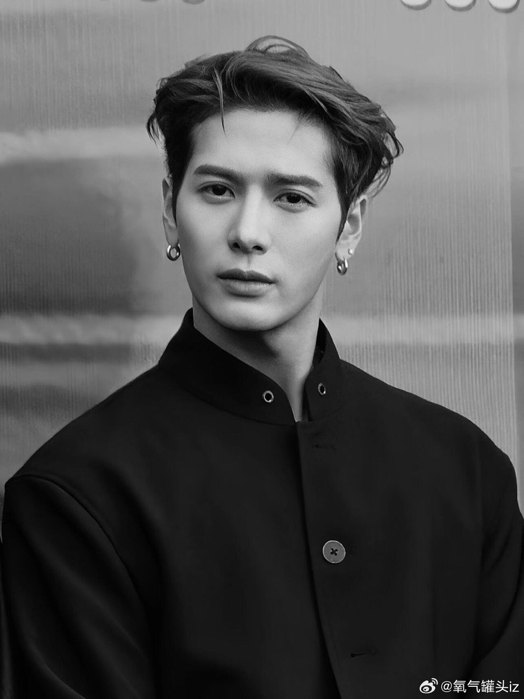 娱乐明星他的颜值不带滤镜，黑白也动人王嘉尔 ​​​