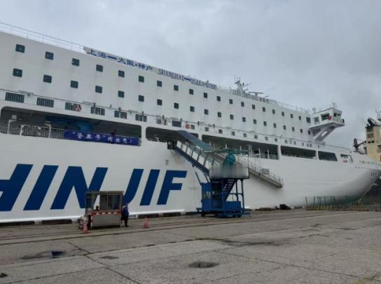 日本接连收到两个“坏消息”，高市早苗第一次这么紧张：两个“坏消息”：一是上海开往