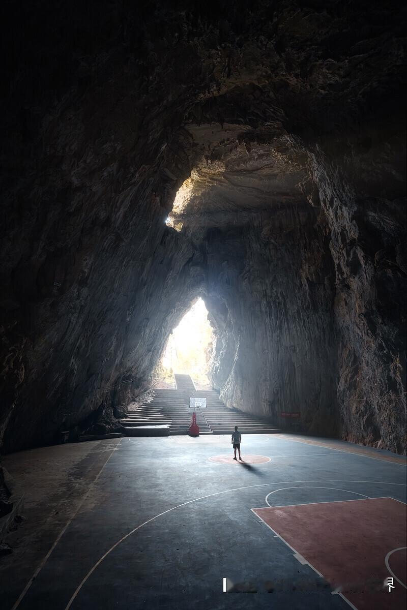 贵州省纳雍县猪场乡，当地村民把篮球场建在了村子旁的一个巨大溶洞之中。白天太阳光线