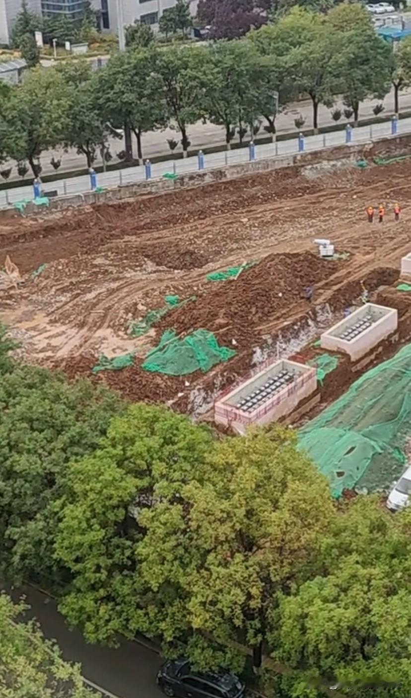 地铁15号线樱花广场站的现场实拍图能清楚看到，这儿正忙着拆旧厂房，地面也已经开始