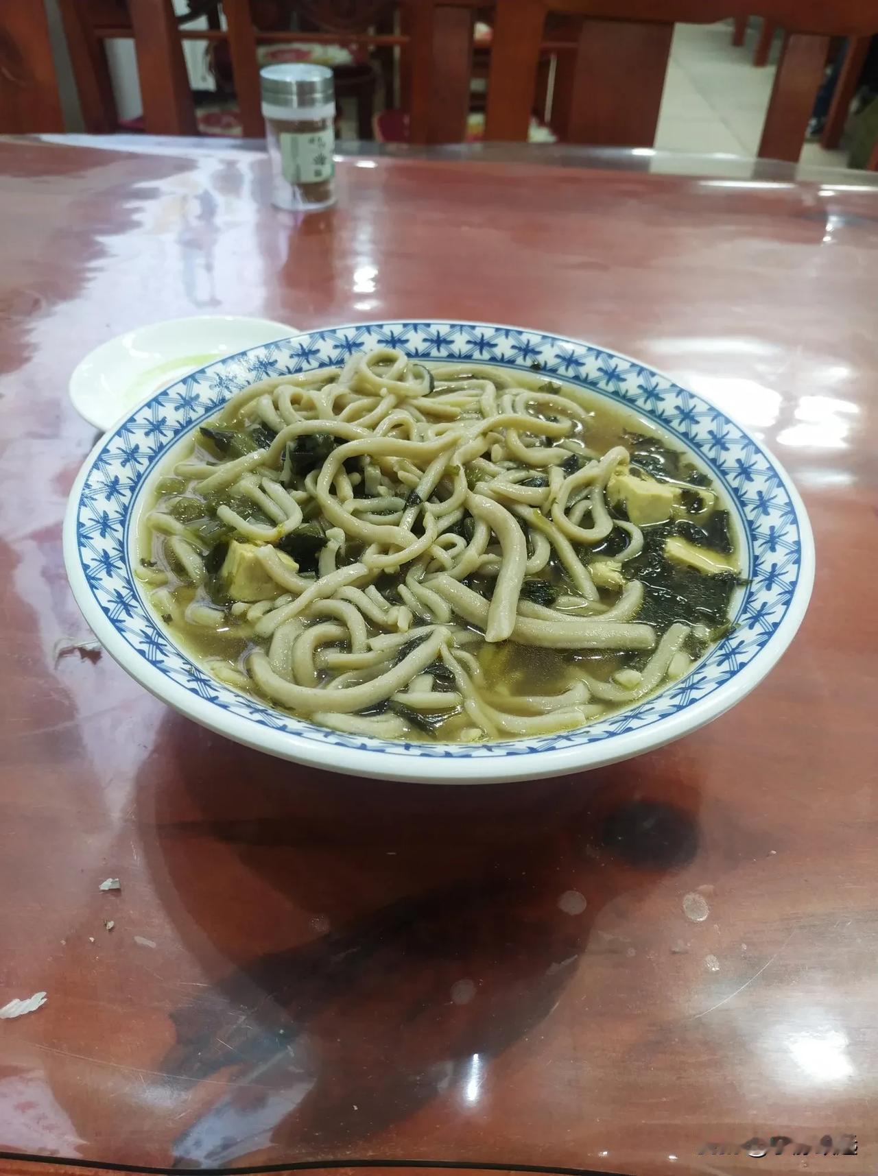 敖汉正宗拨面🍜搭配雪里蕻炖豆腐，那叫一个好吃，我喜欢多煮一会的，荞面不是太硬的