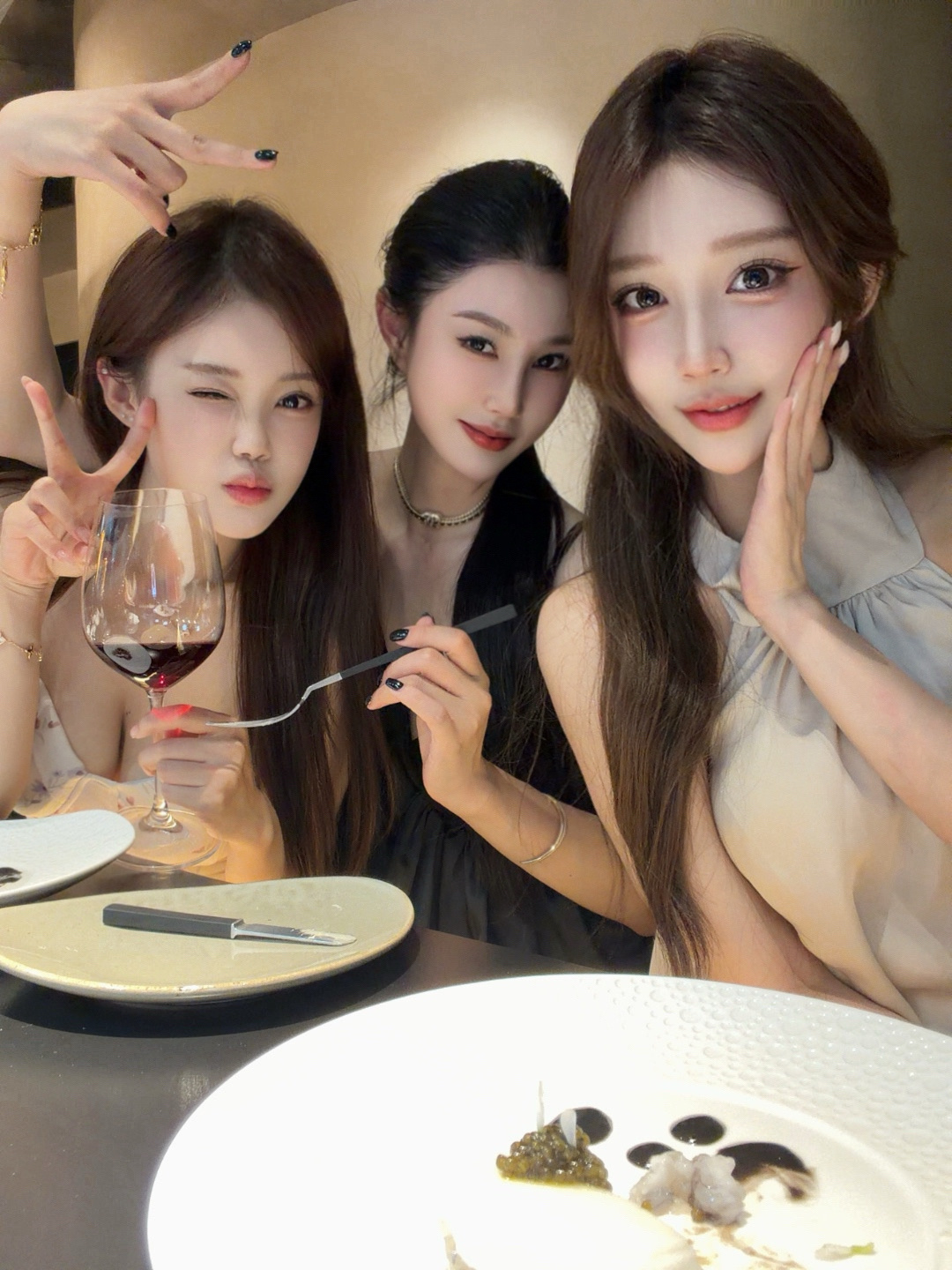 👭👭🍷 