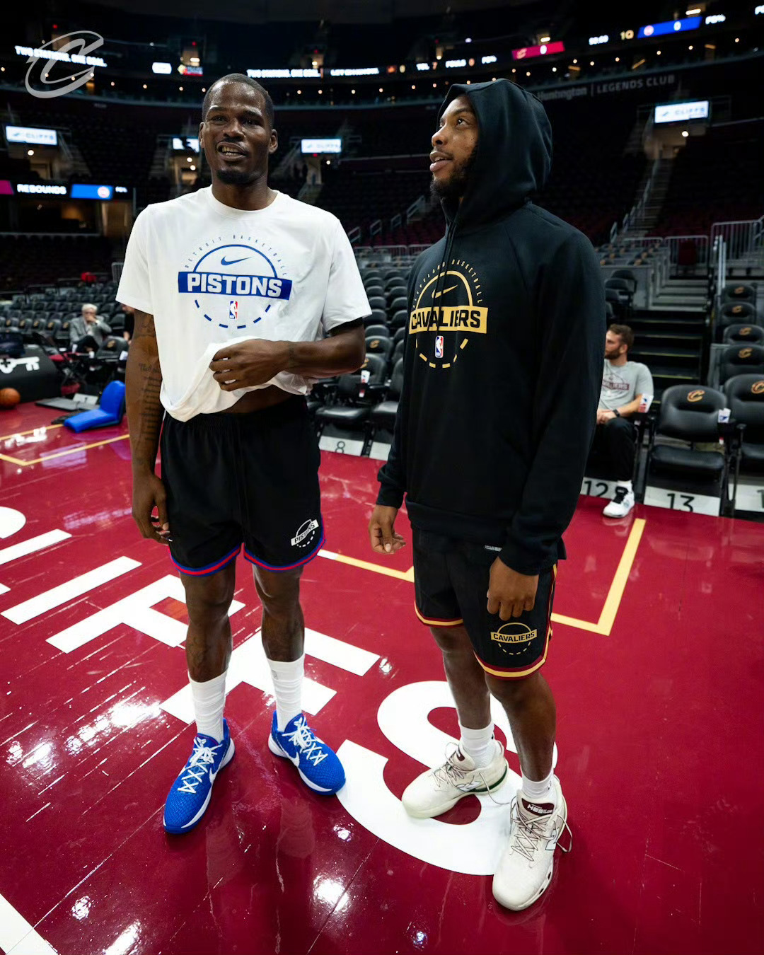 骑士米切尔nba季前赛nba 老友重逢，相谈甚欢[心] ​​​