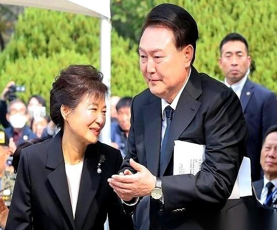 尹锡悦，那个把两位韩国前总统亲手送进监狱的男人，现在轮到他自己了。
法庭里，特别