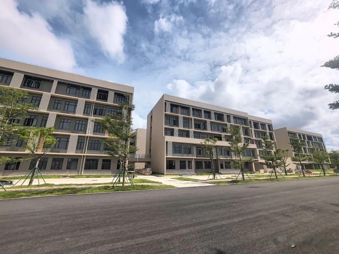 好久没看到广东医科大学海东校区的相关消息，9月1日湛江官方媒体“湛江发布”的文章