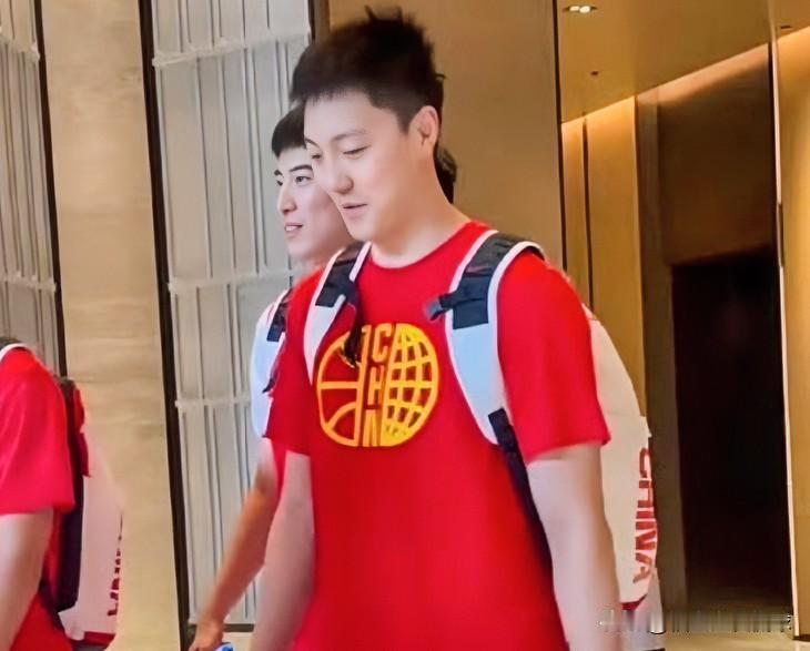徐杰：胡椒仔，你也离开国家队集训营啦？？
胡明轩：这不挺好的吗？刚符合我之前采访