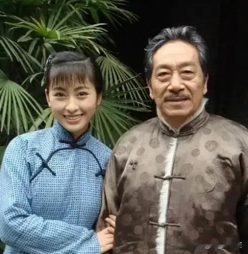 第一对，先生比女士年长37岁！是真夫妻，还是假夫妻！
第二对，女士比男士小13岁