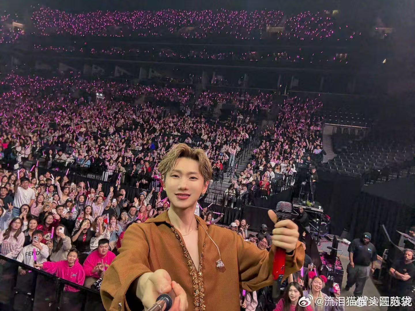 汪苏泷保镖的世界真变成粉红色了 汪苏泷的粉色魔法太强大！酷飒保镖瞬间被粉色包围，