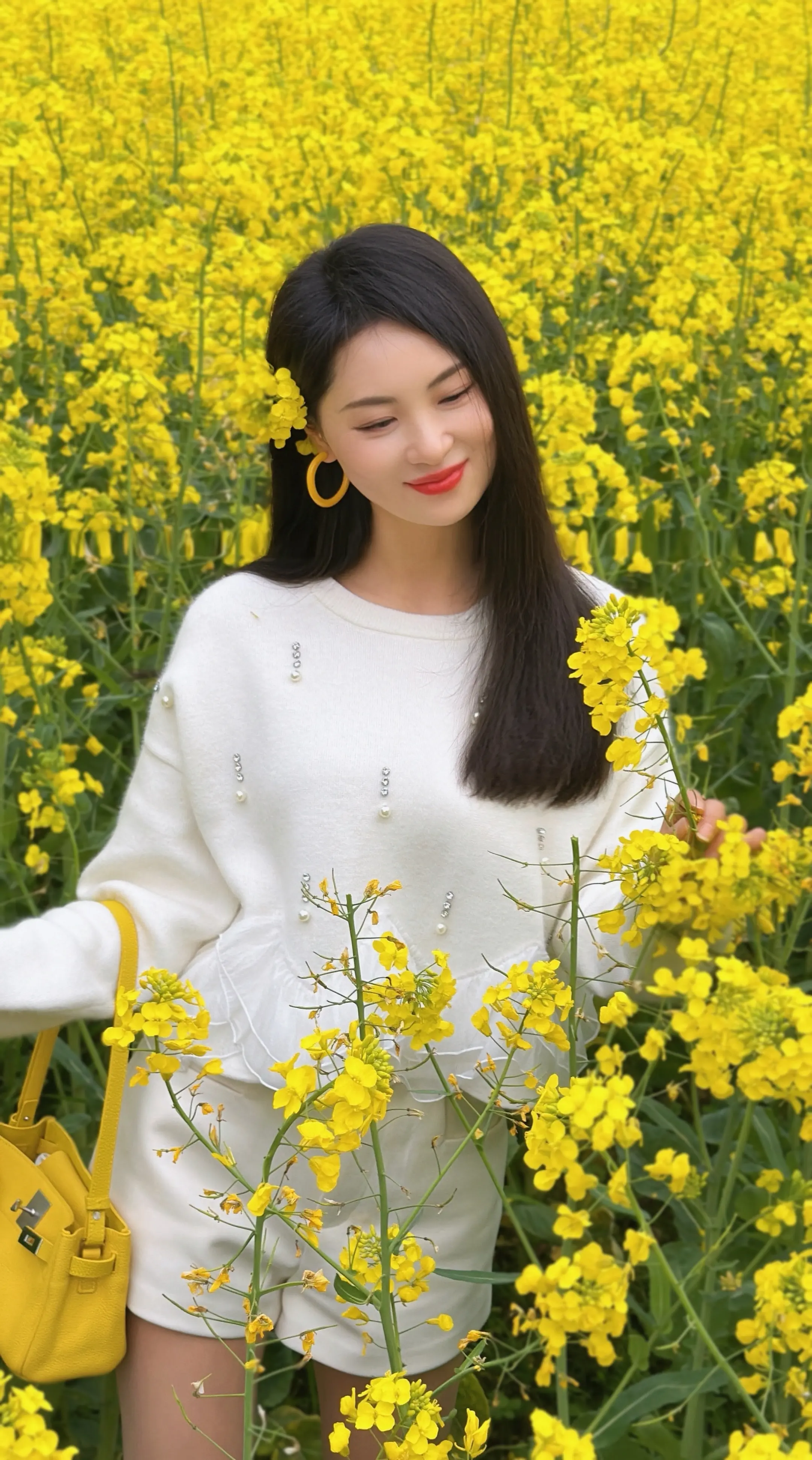 世间女子皆是花朵，无所谓美丑，只要落入喜欢之人眼里，便是玲珑一朵🌺