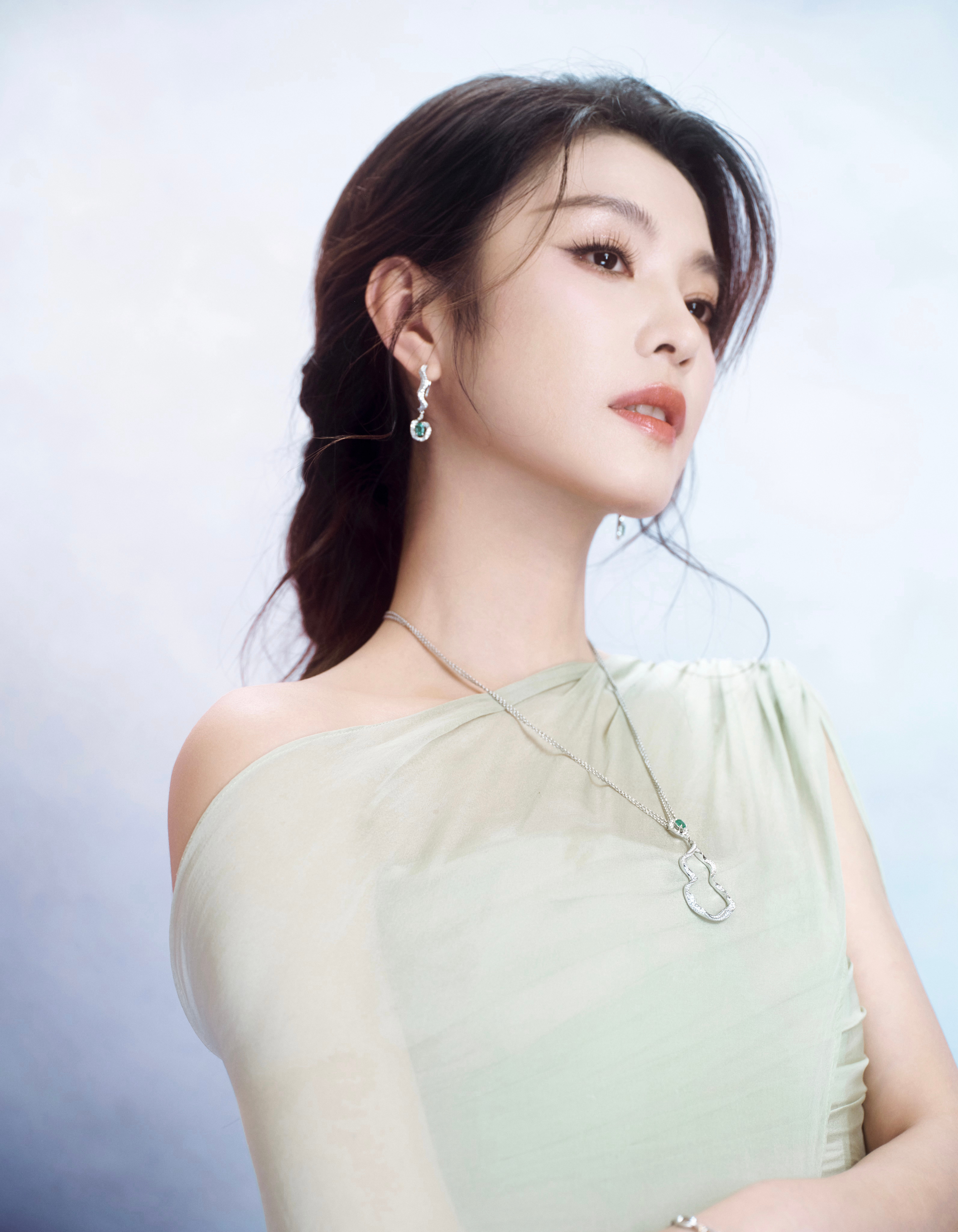 李云霄 in 2026央视七夕晚会造型图集，身着Murmure礼服搭配全套Qee