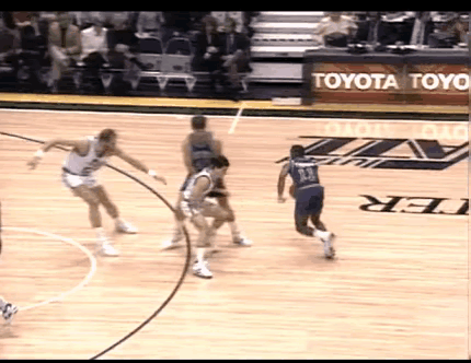 90年代打NBA真的有生命危险啊！
微笑刺客“托马斯”被马龙的铁肘+猛犸象的巨掌
