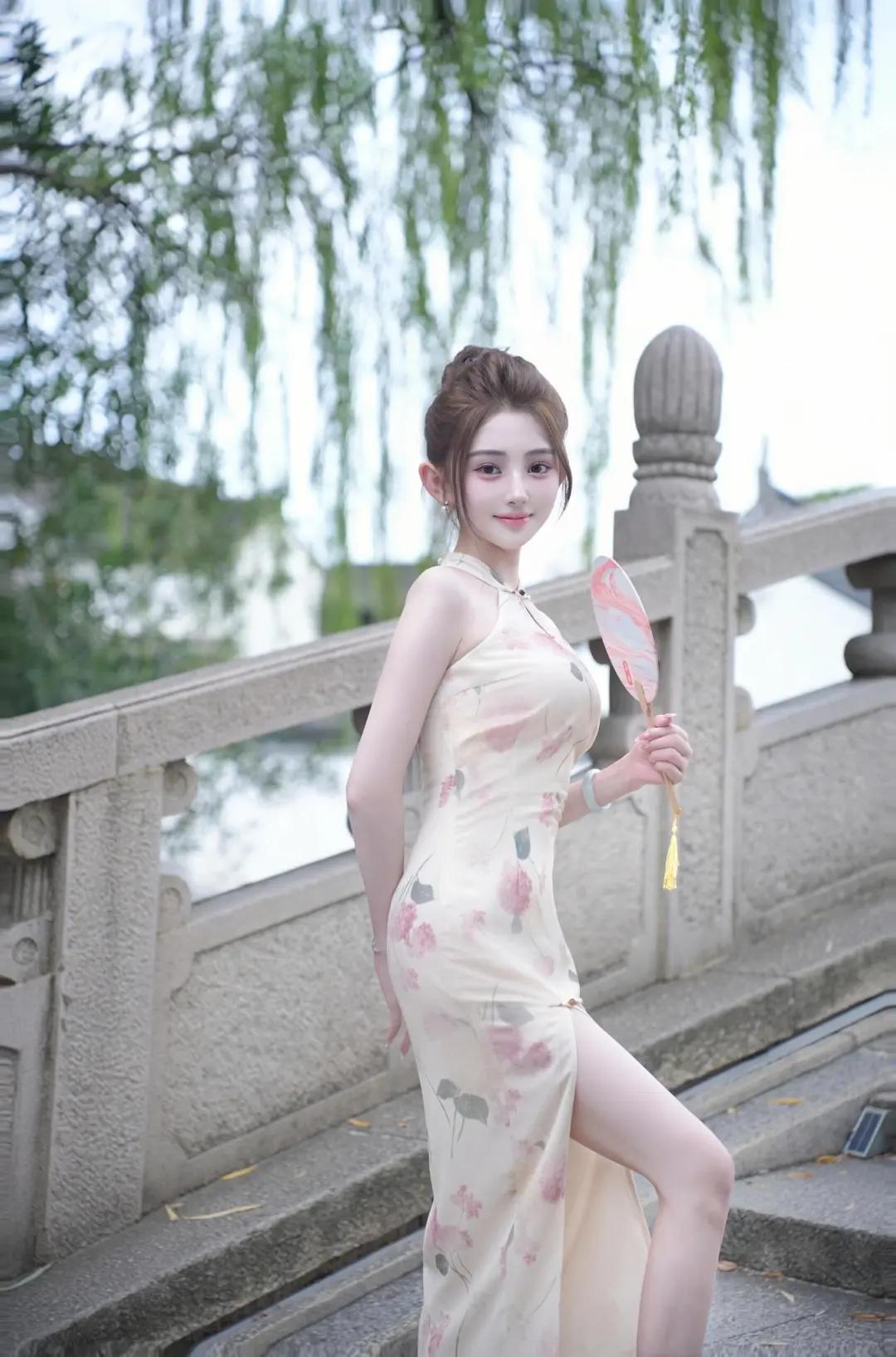 古典韵味，桥上美人，手持团扇，花影婆娑