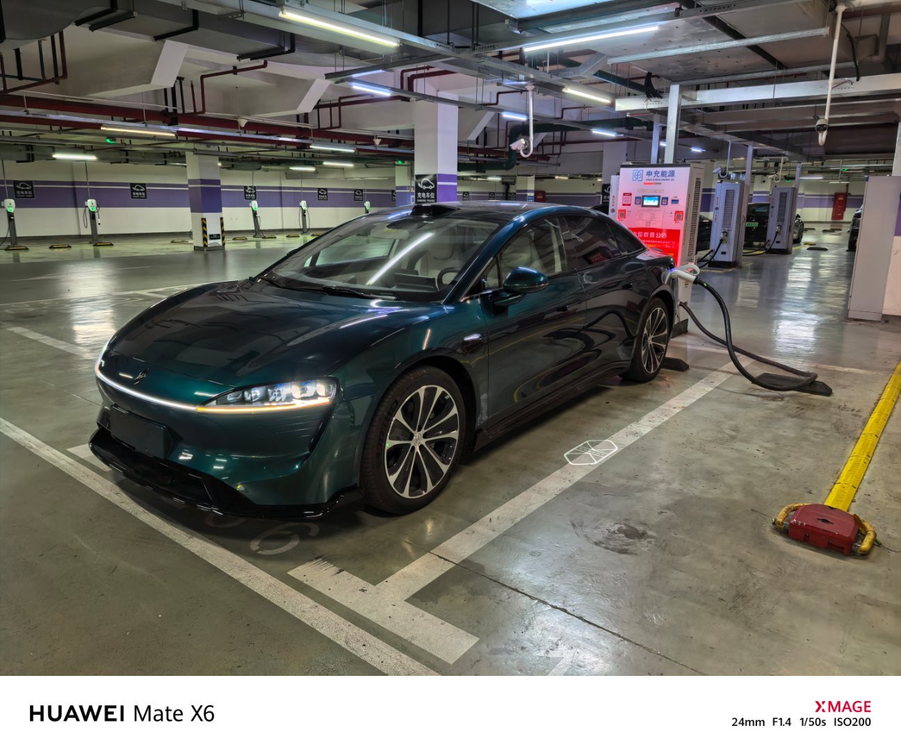 要论车漆的绿色英伦绿，马丁，宾利和捷豹各有风格而智界这个极光绿，把年轻动感的绿表