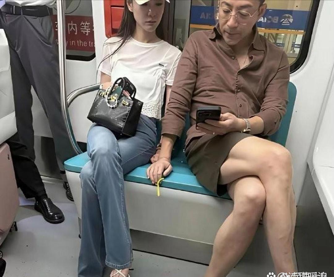 身家上亿的‏‏大⁠明星，居‏⁠然也坐⁠这种几块钱的﻿地铁？ ​​​
