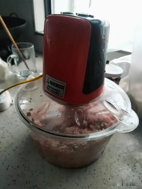 就下图绞肉机我买了三个，想必大家也猜出来了，当然是有好东西忘不了两个妈了。我是无