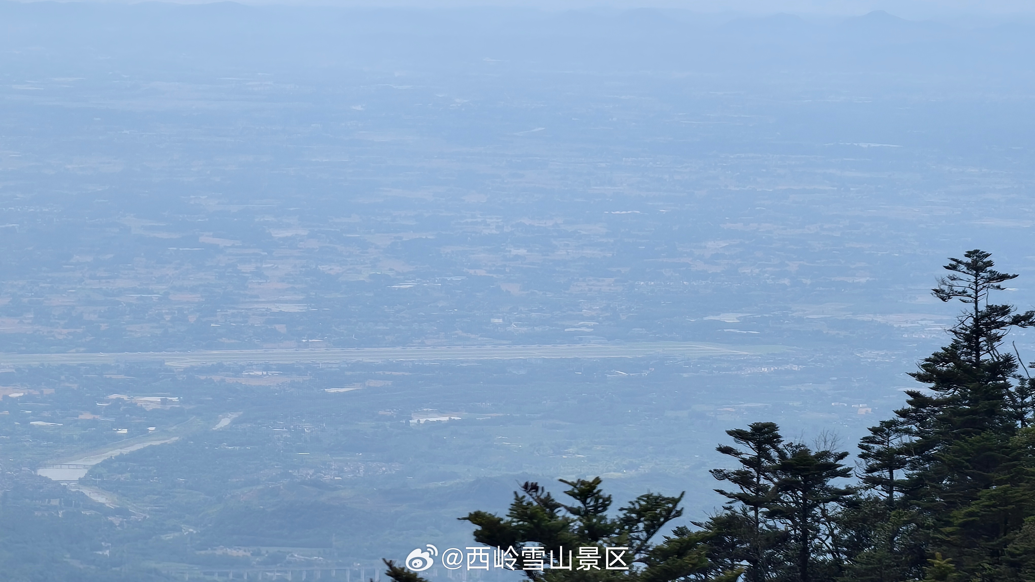 谁说看城市天际线非要去外滩？🏙️站在西岭雪山日月坪（海拔3250米！），俯瞰整