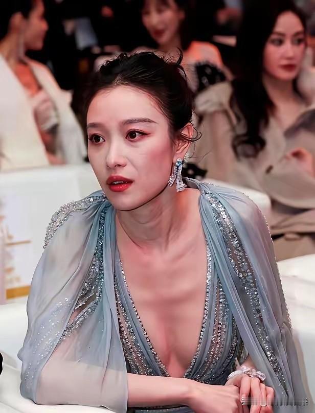 看到倪妮让我想到了白百何，她俩长得真像，气质简直一模一样，我都喜欢！