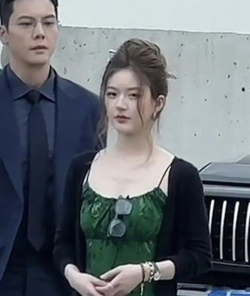 要么说赵露思和虞书欣是好姐妹呢，这也太像了 ​​​