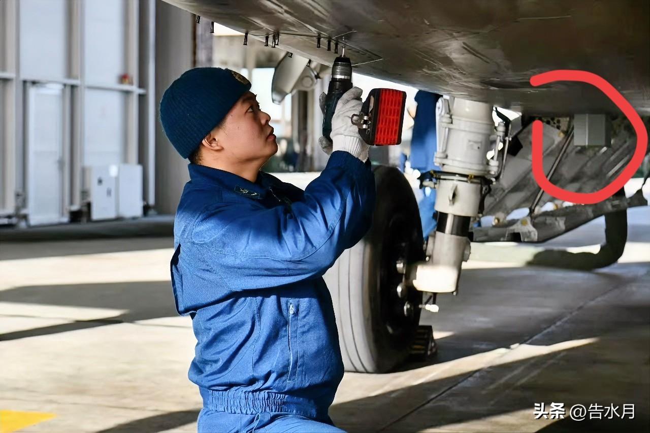 歼20这个地面维护画面挺少见的，机务正在打开歼20机身后半部分的维护舱盖。

在