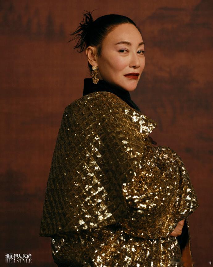 惠英红封面 绝世侠女 ​ 惠英红《瑞丽伊人风尚》三月刊封面，侠女风红姐，气势超顶