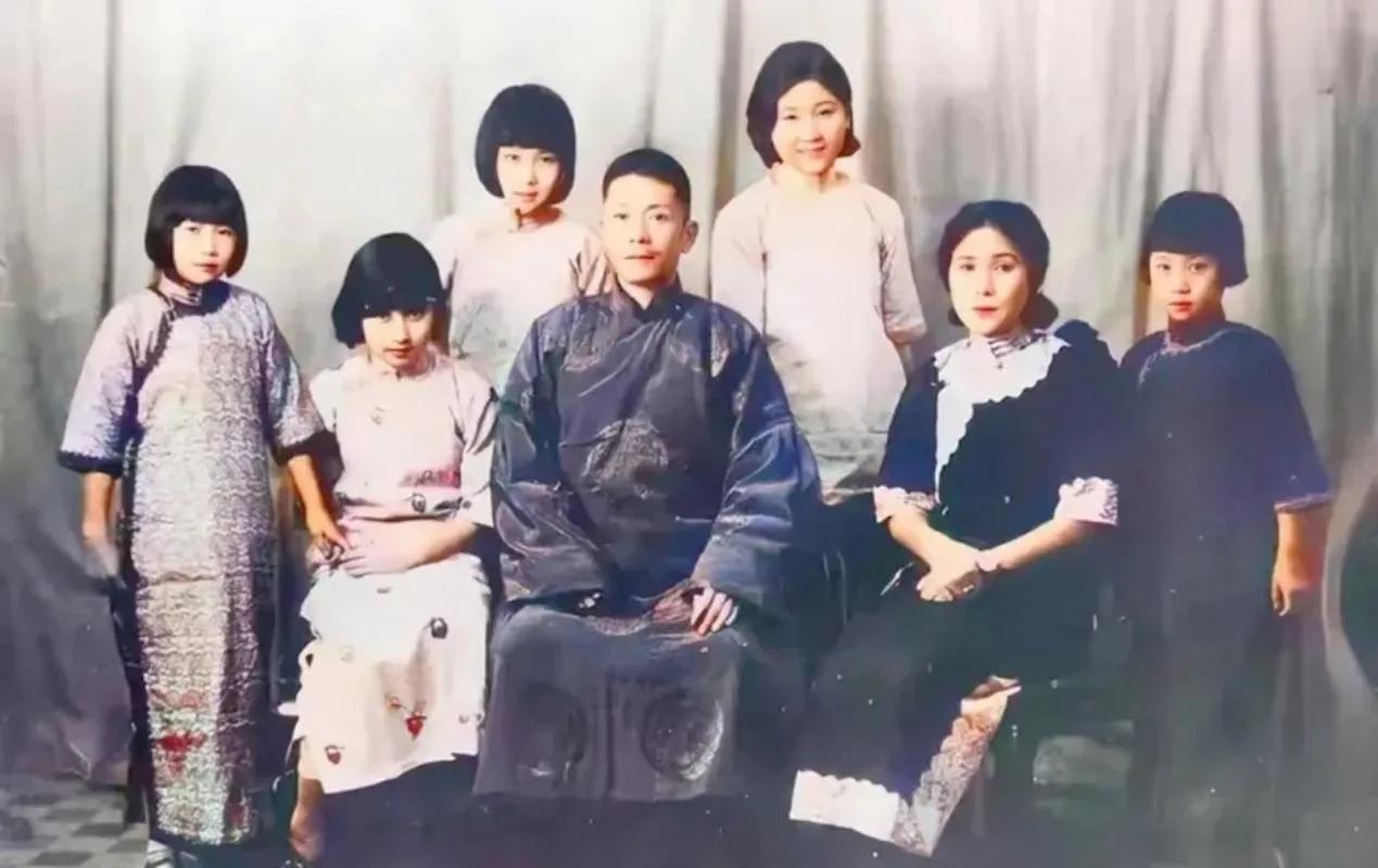 30年代，蒋英一张罕见的全家福，镜头中的每一个人都充满了历史的痕迹，也见证了一个