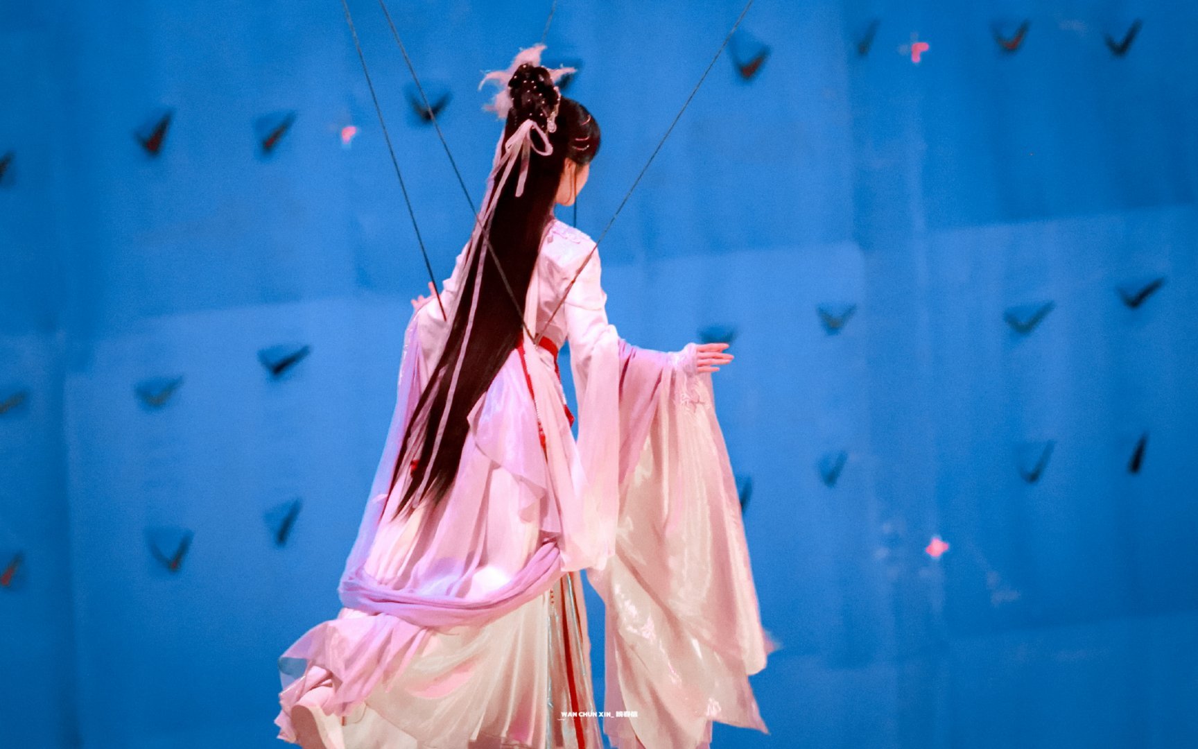 鞠婧祎 jjy鞠婧祎阿黛 "你心中的远方,必会到达,上山顶眺望一下吧,岸那边是春