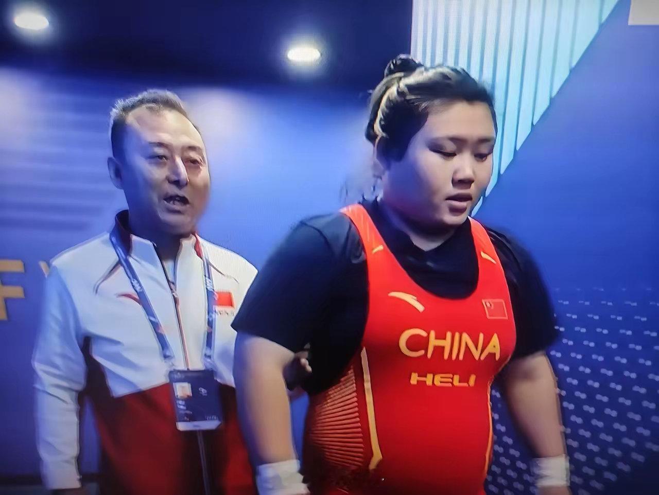 正在巴林进行的世界举重锦标赛女子项目迎来收官之战，在女子87公斤以上级的比赛中、