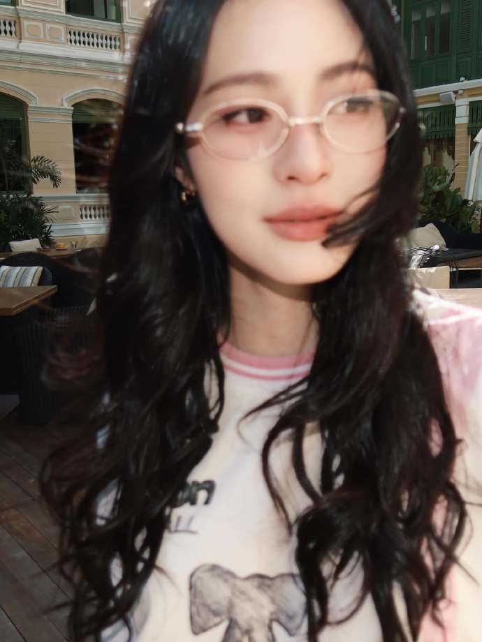 粉粉的衣服 粉粉的眼镜 粉粉的小猪 