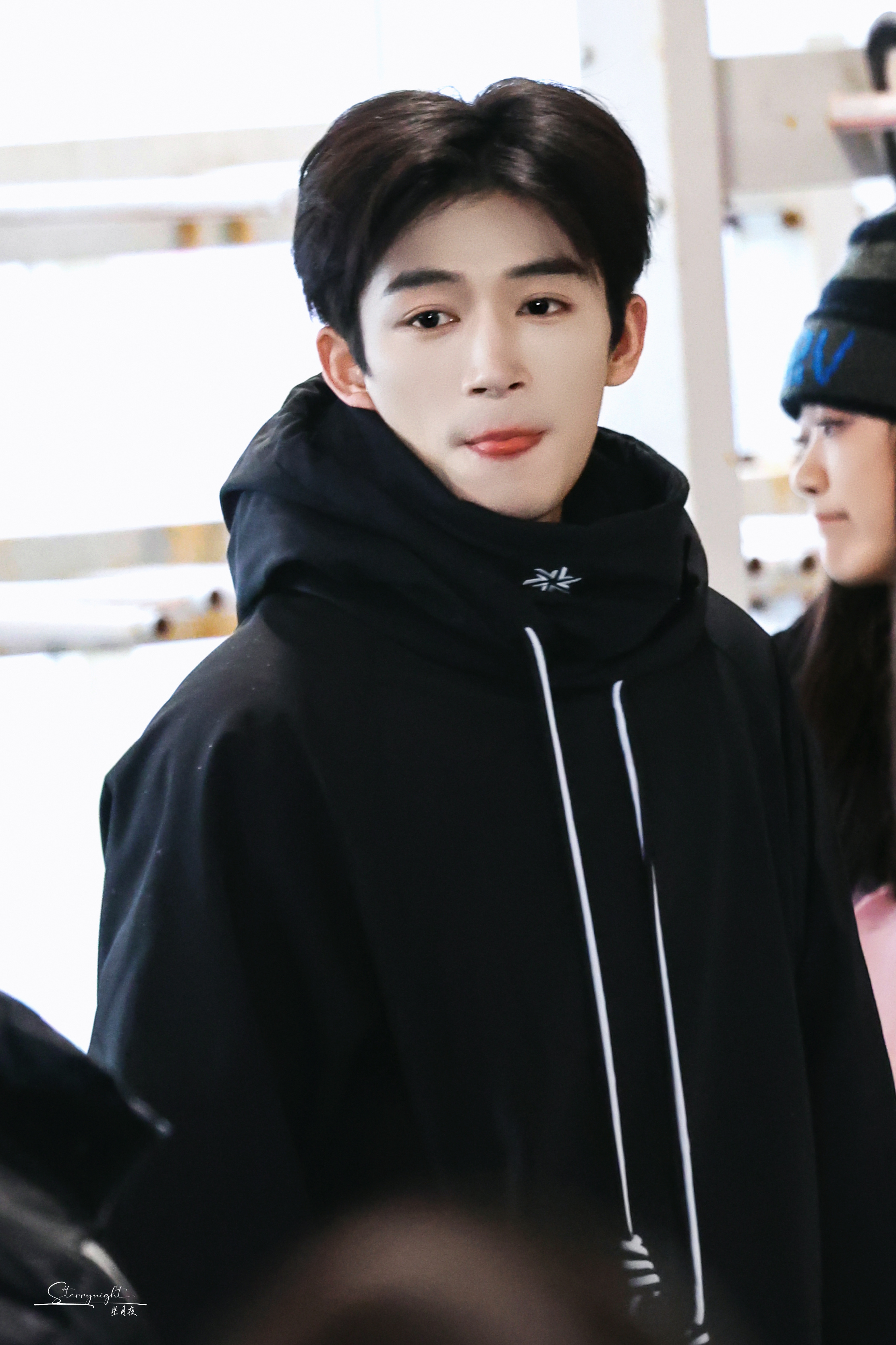 喔、我觉得王星越中分有一种复古明星的味、幻视那个谁 