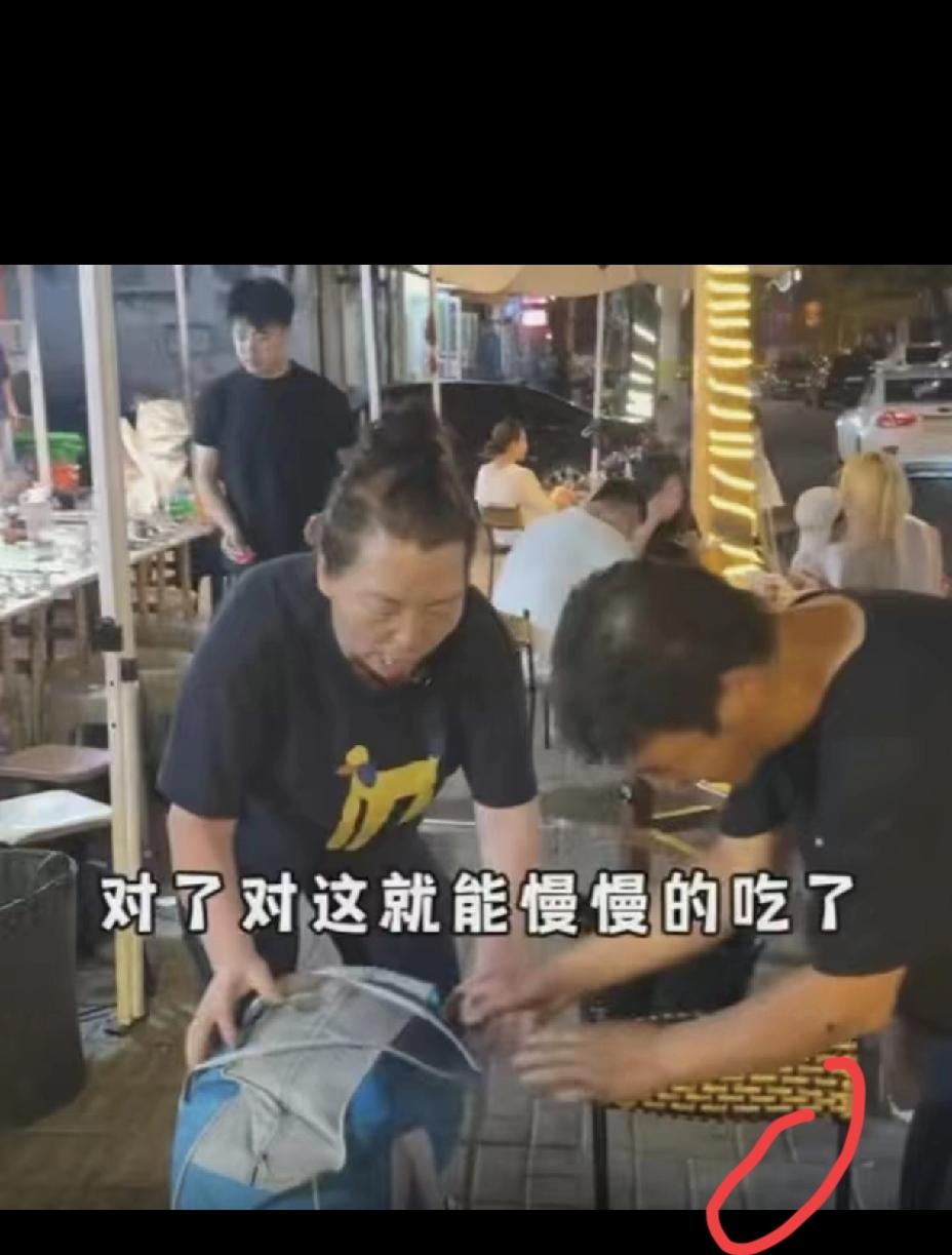 大排档老板娘那句“别走，把包放下”，是成年人绝境里最动人的温柔，比任何豪言壮语都