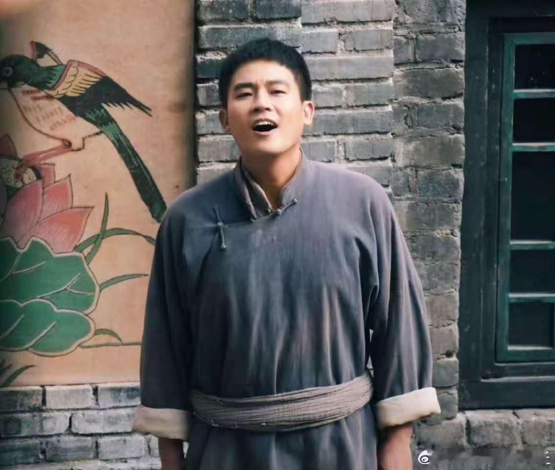  欧豪不是种地就是在种地路上 欧豪这是要在种地界“出道”啊！从清纯男大变身田间能