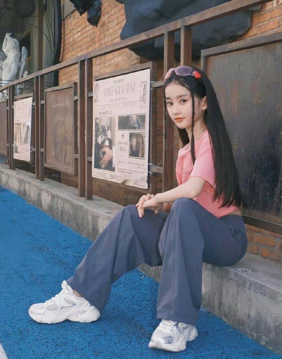 于正新签约的艺人，卢雅熙发近照了。据悉，卢雅熙今年才8岁，这小姑娘气质脱俗，妥妥