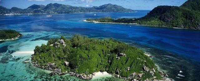 1962年，英国一男子相中一荒岛，发疯似地卖掉了房产来凑钱，当他把小岛收拾好，一