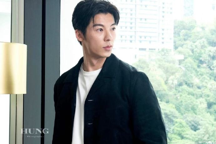 许光汉回应吻到翘脚许光汉回应吻戏细节也太绝了！他笑着承认翘脚是临场发挥，因为考虑