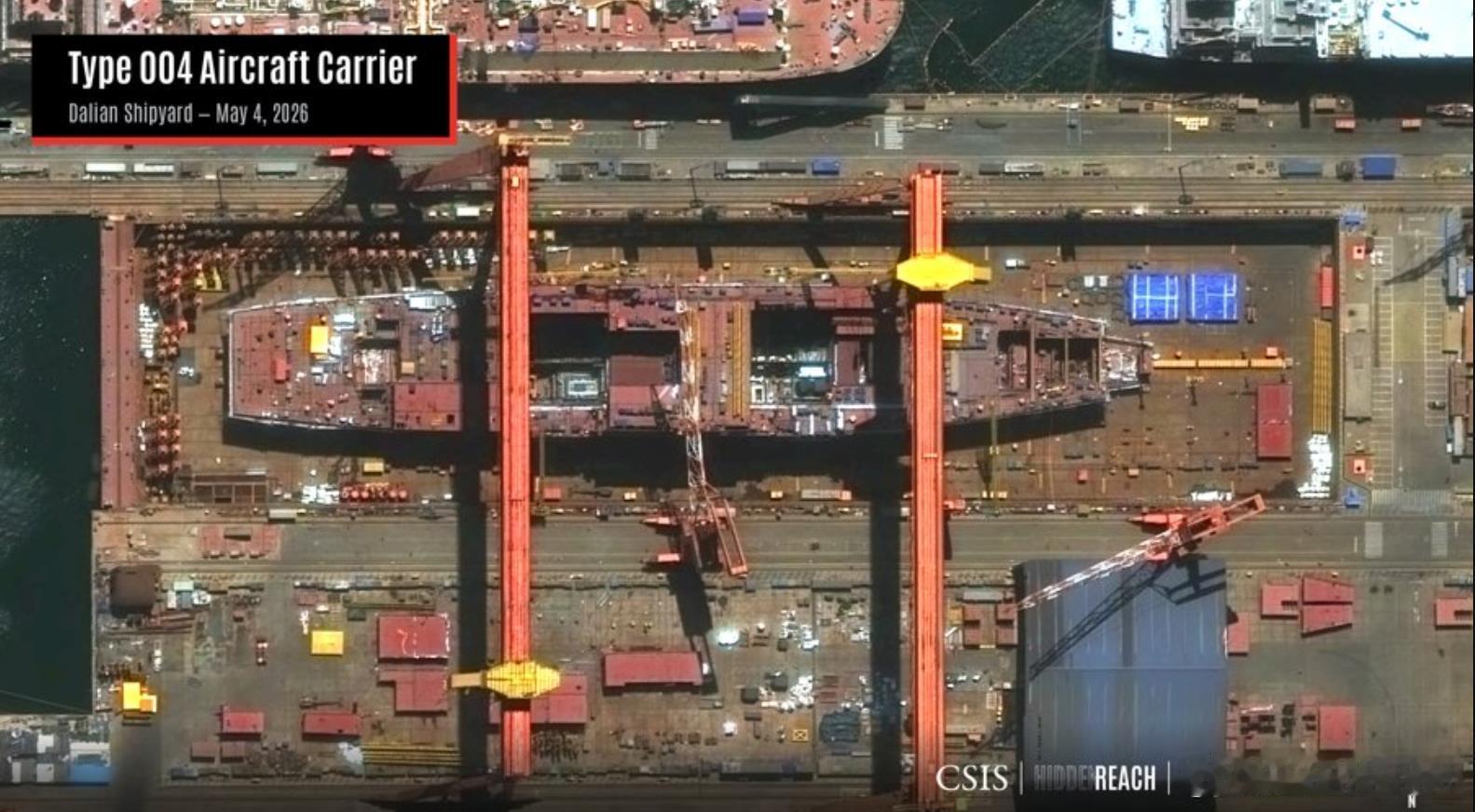 海外看中国第4艘航母的建造卫星图：📍中部的方形舱室/结构可能是动力所在。可能是