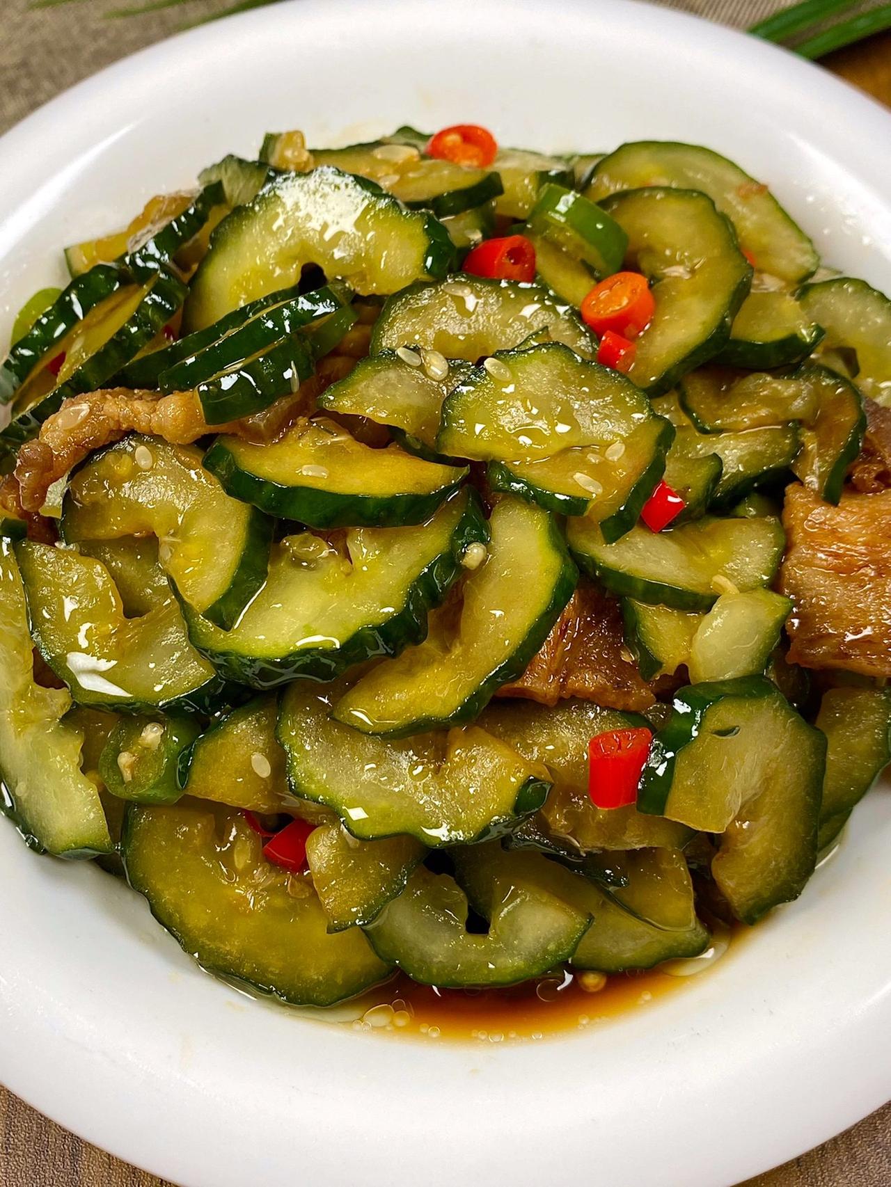 今天吃黄瓜小炒肉！这样做出来的黄瓜很脆，香辣下饭！就这一盘今晚又多吃了两碗饭哈哈