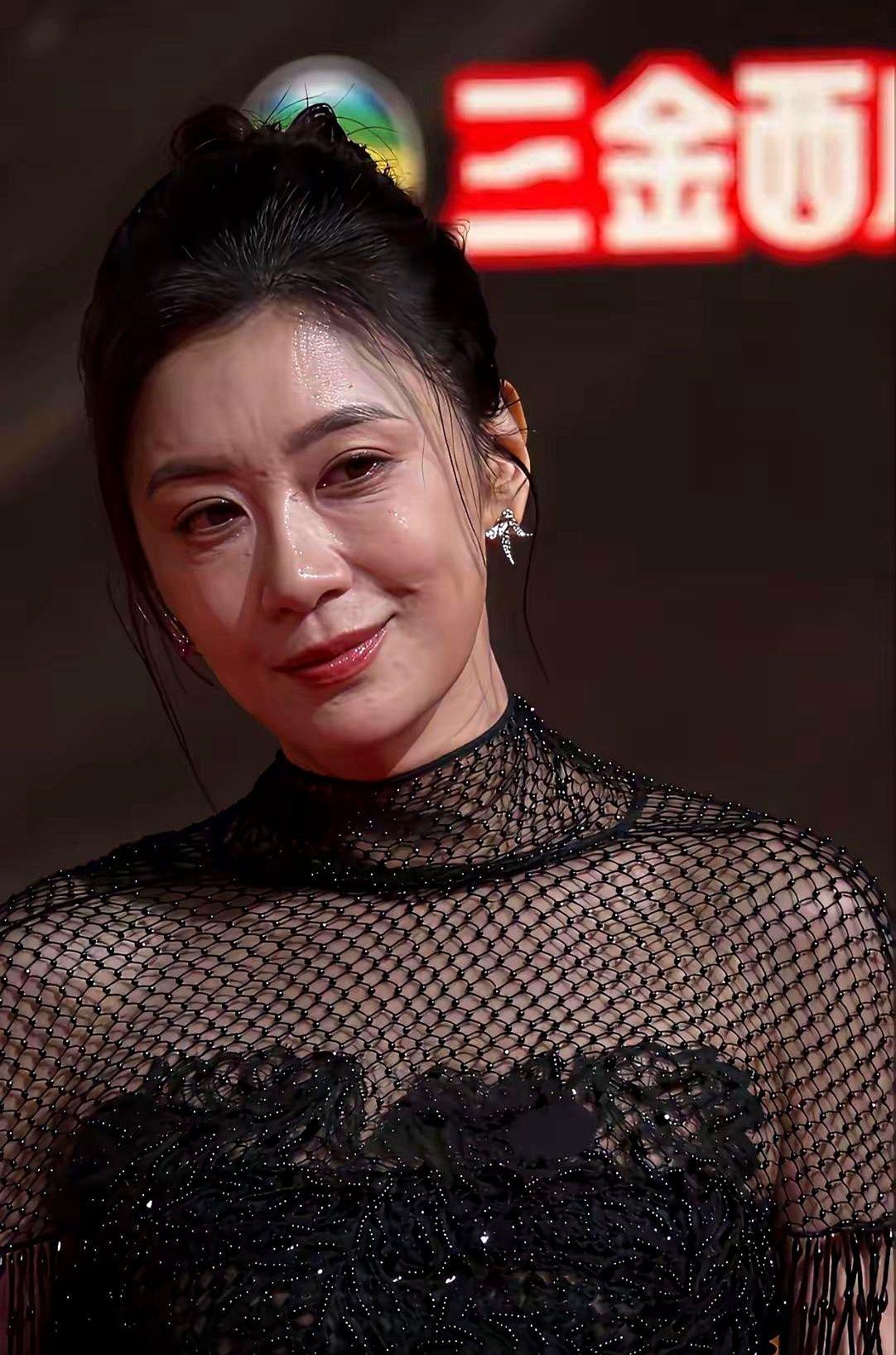 “姐，你眼角有纹了。”

地铁上，旁边阿姨一句话给我干愣住了。我下意识想躲，她却