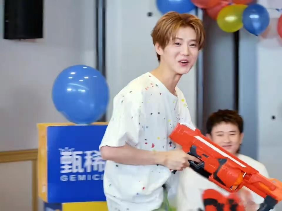鹿晗威胁狗鹿晗用高瀚宇工资威胁狗哈哈哈哈哈 说鹿晗这招杀伤力拉满也不绝对，更多是