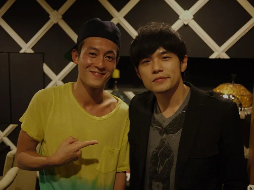 陈冠希怎么老成这样了陈冠希其实退圈一年后就开始老化了，第一他是混血，第二他爱玩，