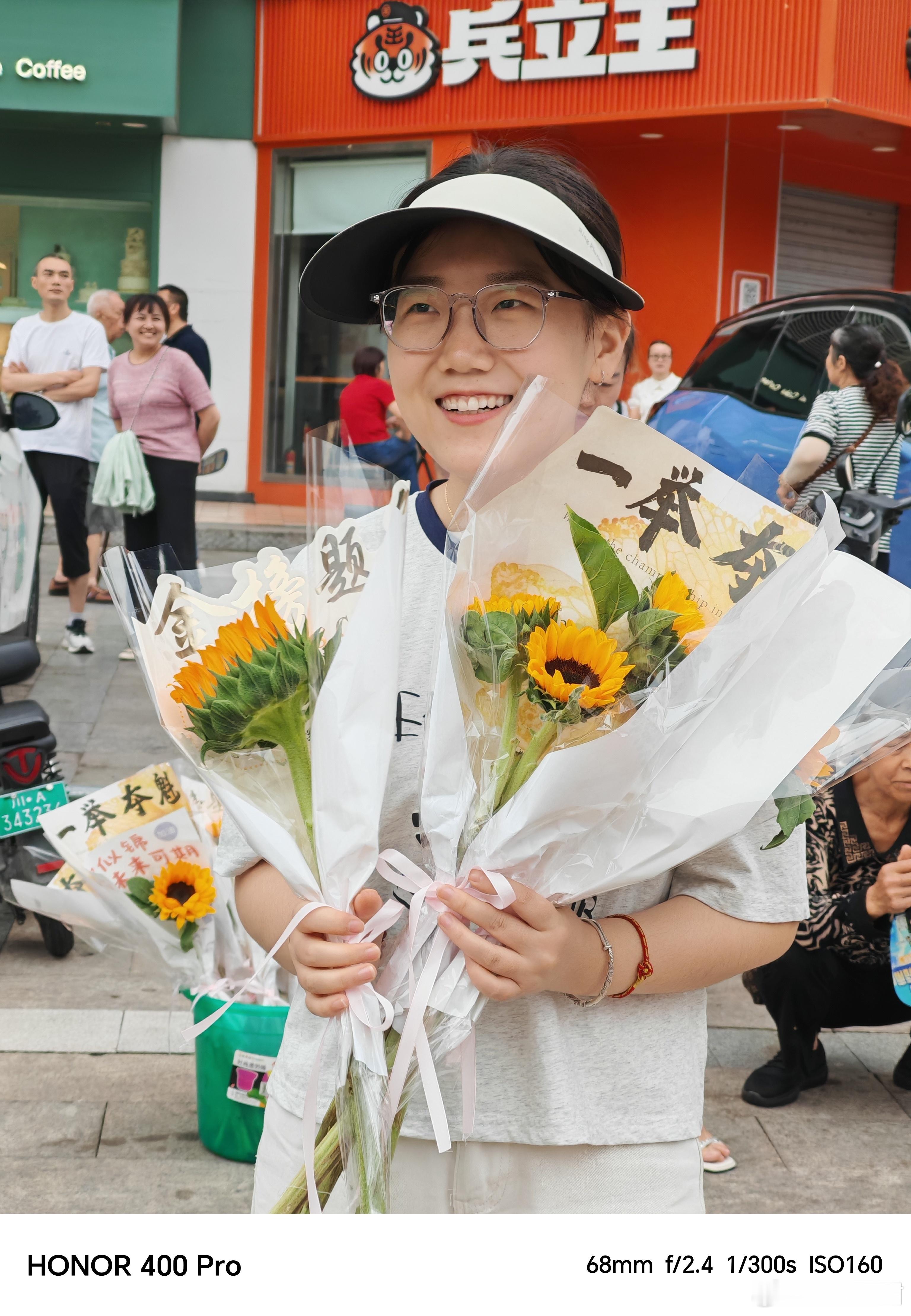 高考场外家长花式叠buff为了娃高考爸妈有多努力现在家长们的应援招式真是花样百出