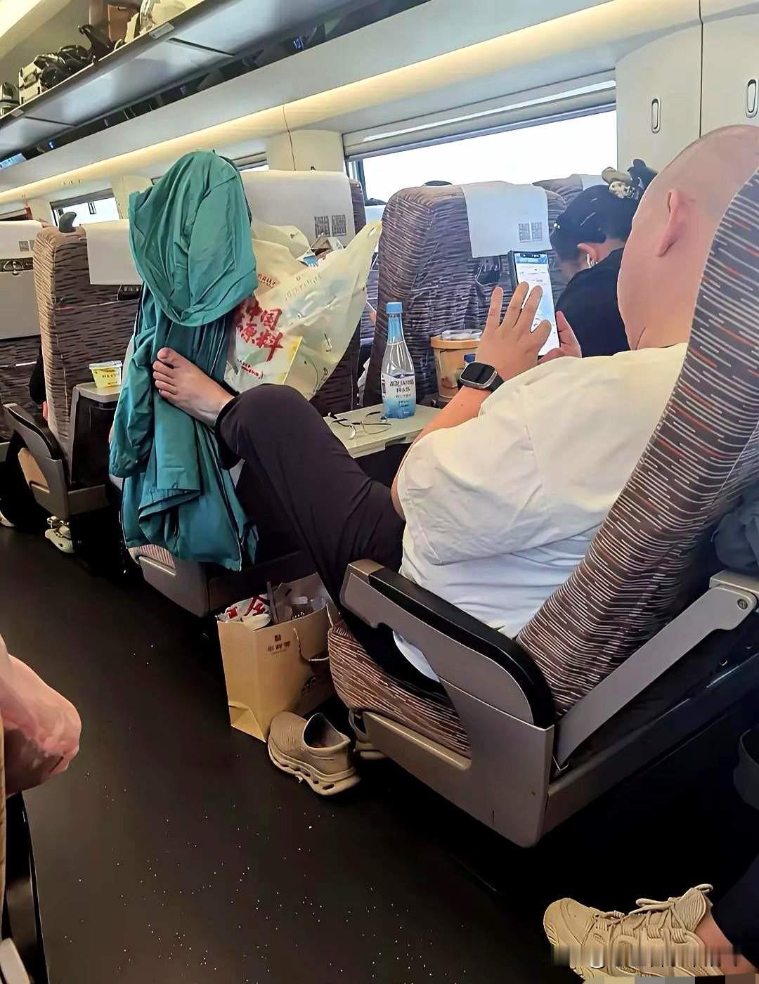 别说罚款100元，就算是罚款50元，这名男子都不敢在动车上做出这种不文明行为吧？