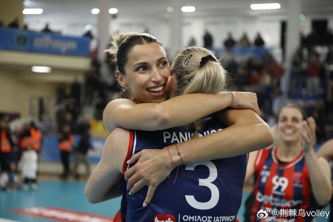37岁的保加利亚女排名将瓦西列娃助希腊帕尼奥尼奥斯女排首次登顶女排杯冠军。她们在