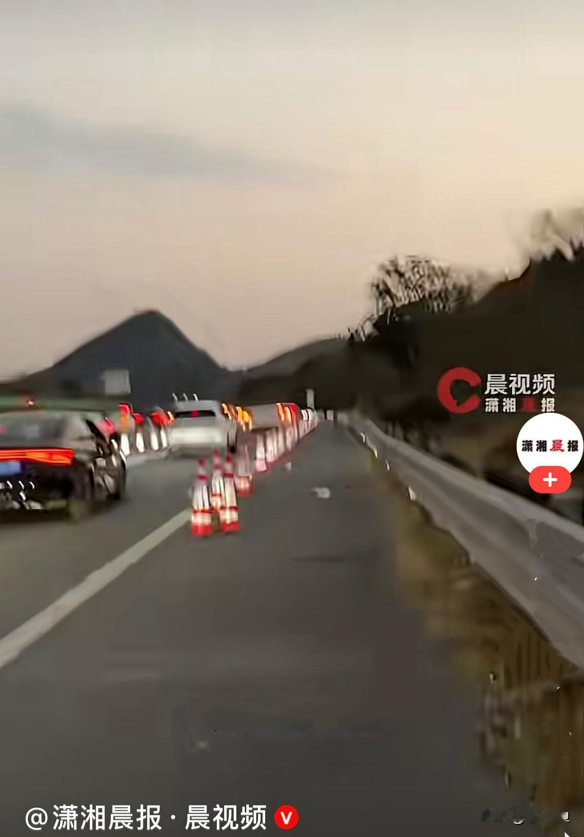 哈哈，真是“人在囧途”……
春节过后返程高峰，广连高速开启堵车模式，李女士一家车