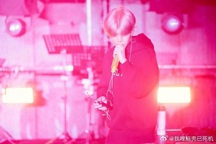 任嘉伦银发彩排照 任嘉伦贵阳音乐节炽热彩排现场  任嘉伦银发彩排照，灯光是暗号，