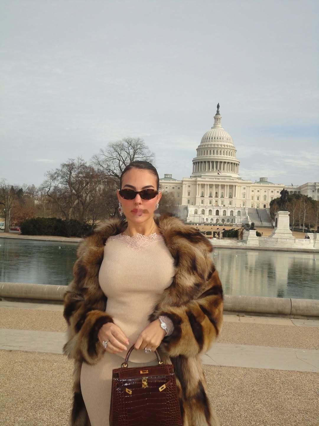 乔治娜再次现身白宫，上次是两个月前跟C罗一起（👉网页链接），这次是她受邀出席了